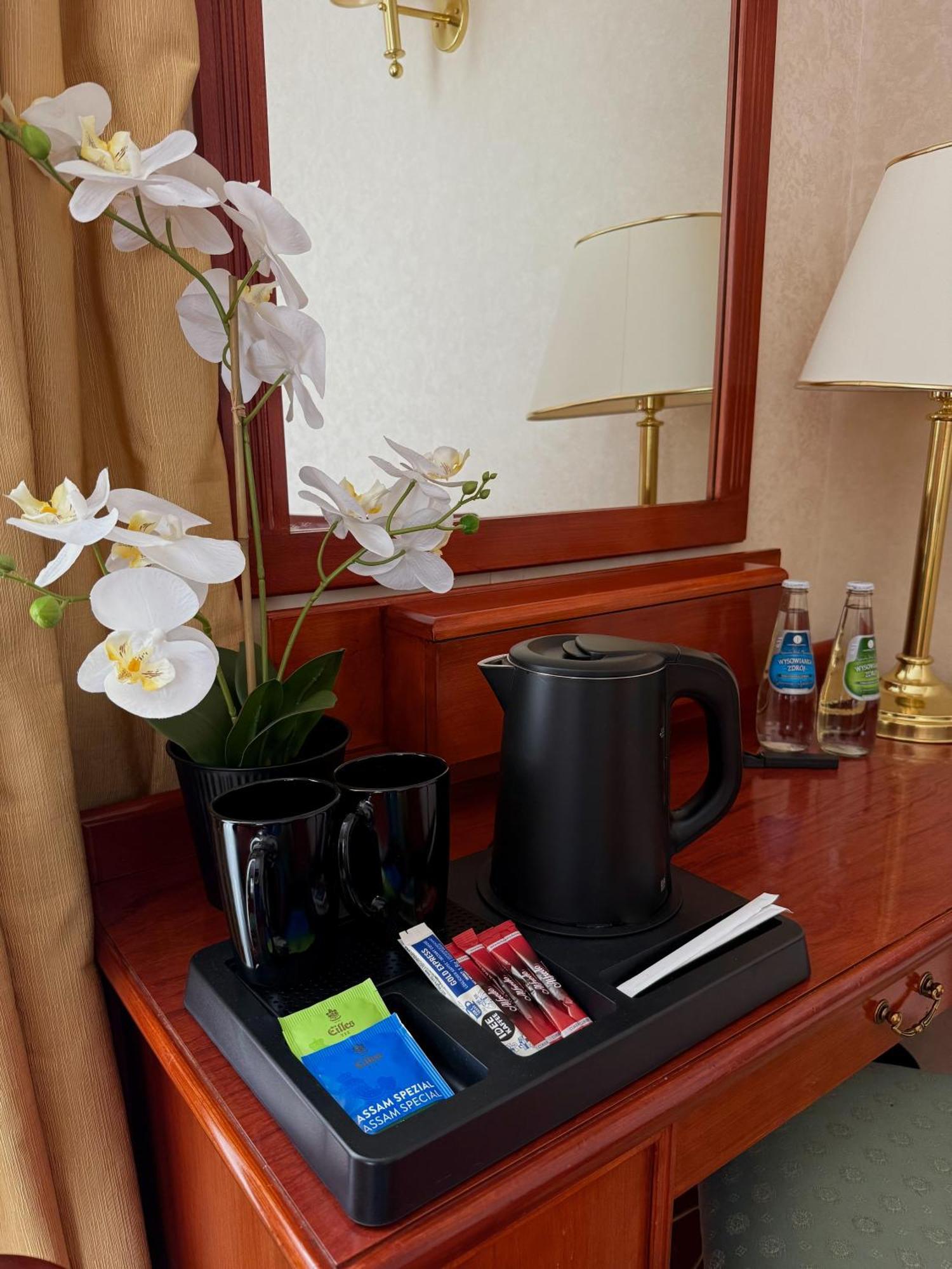 Hotel Mazurkas Ozarow Mazowiecki Bagian luar foto